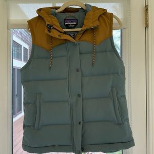 Patagonia Women’s Vest with hood! Size M.